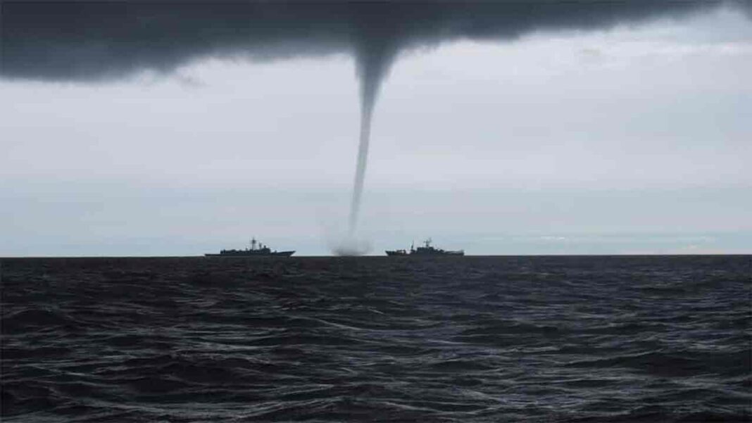 <strong>How do Ships Withstand storms?</strong> <strong>How do Ships Withstand storms?</strong>