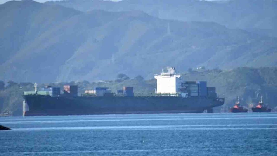 The containership in trouble is towed back to New Zealand for more repairs The containership in trouble is towed back to New Zealand for more repairs