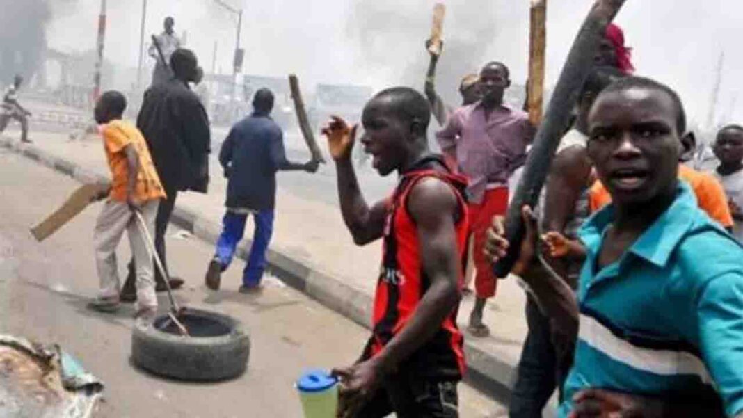 Thugs invade and attack Jo… Thugs invade and attack Jo…