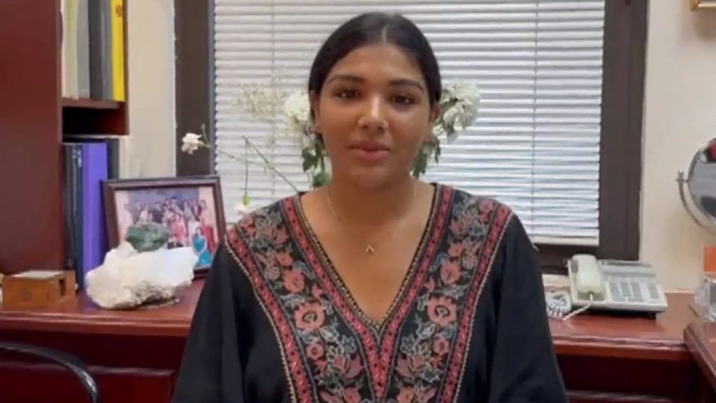 Indian American teenager raises $10,000 to… Indian American teenager raises $10,000 to…
