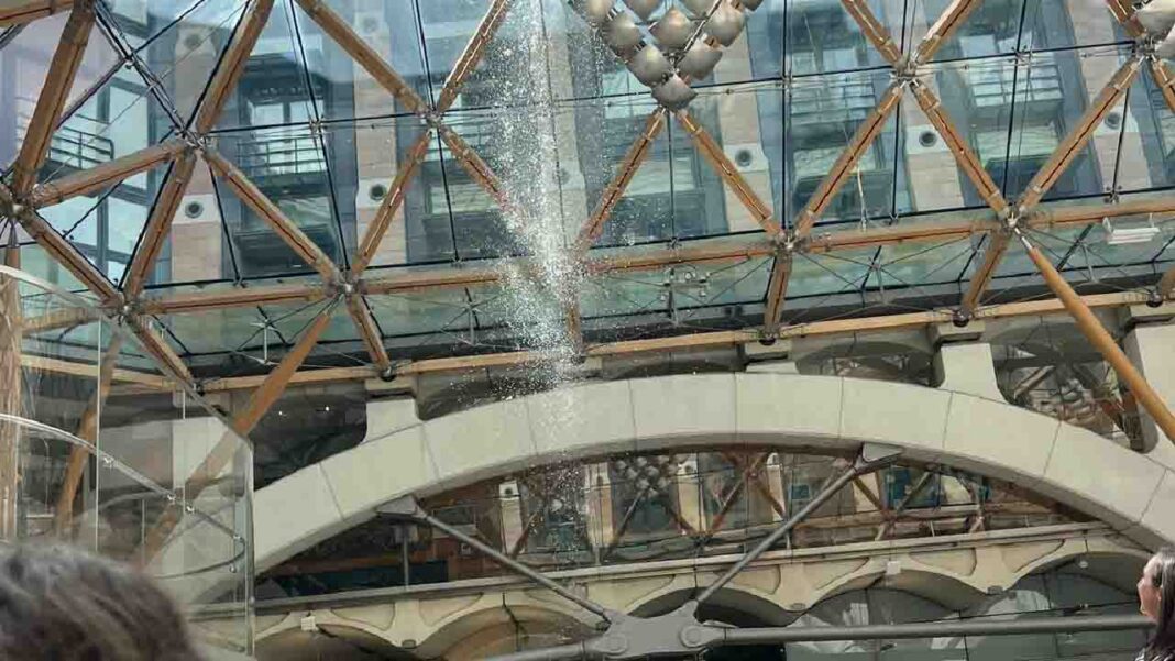 MPs rush for cover as Parliament roof cracks MPs rush for cover as Parliament roof cracks