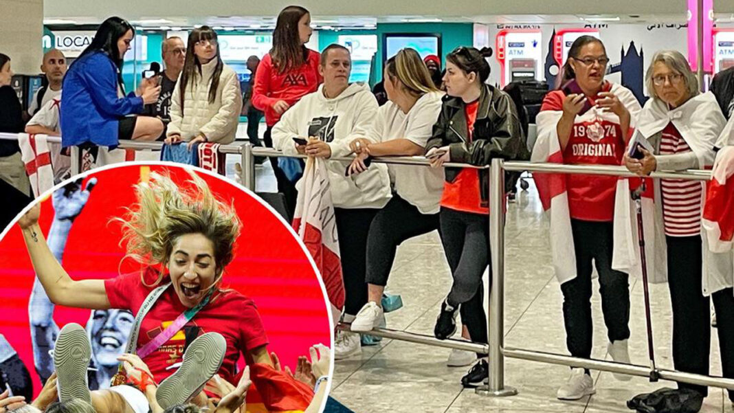 At London Heathrow Airport, the England women’s football team bypasses… At London Heathrow Airport, the England women’s football team bypasses…