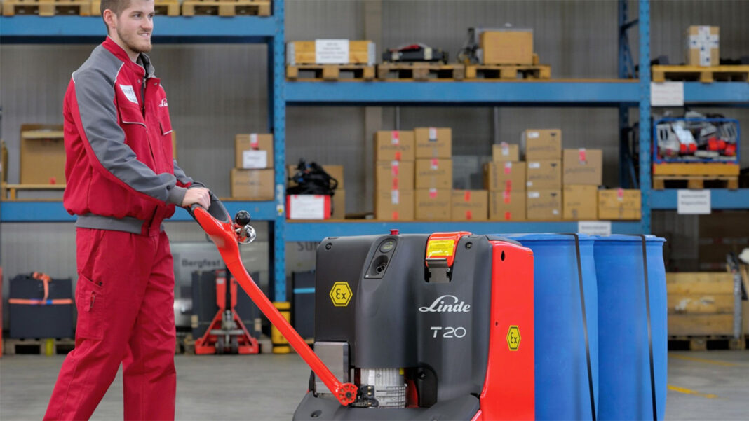 Two new small pallet trucks from Linde Material Handling (MH) with flexible operator platforms are now available. Two new small pallet trucks from Linde Material Handling (MH) with flexible operator platforms are now available.