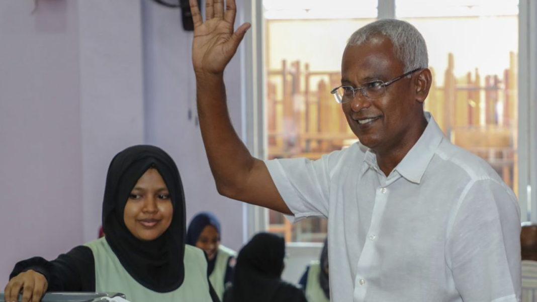 Maldivians vote in presidential elections under the surveillance of the Commonwealth Maldivians vote in presidential elections under the surveillance of the Commonwealth