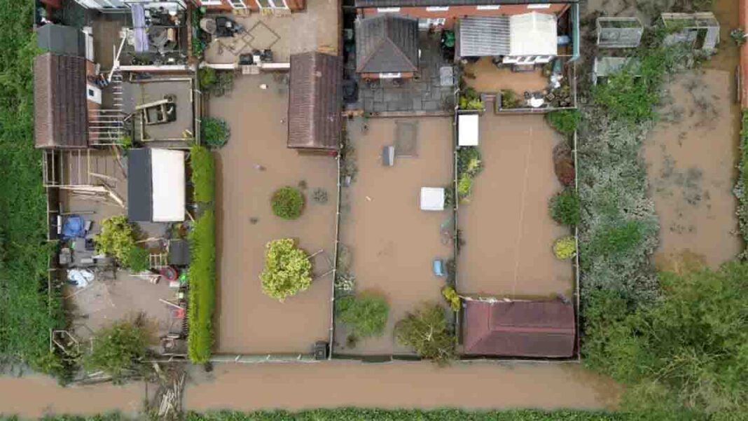 Over 1,200 Properties in England Flooded… Over 1,200 Properties in England Flooded…