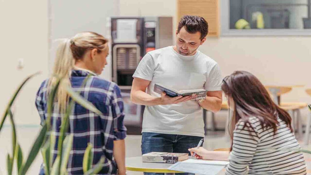 The support parents can offer their children when applying for universities The support parents can offer their children when applying for universities
