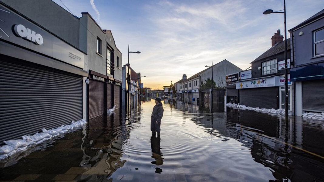 Around 100,000 homes and businesses without power asStorm Debi batters country Around 100,000 homes and businesses without power asStorm Debi batters country