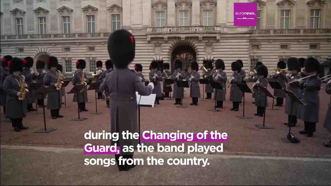 Buckingham Palace’s Changing of the Guard Grooves to K-pop Hits Buckingham Palace’s Changing of the Guard Grooves to K-pop Hits