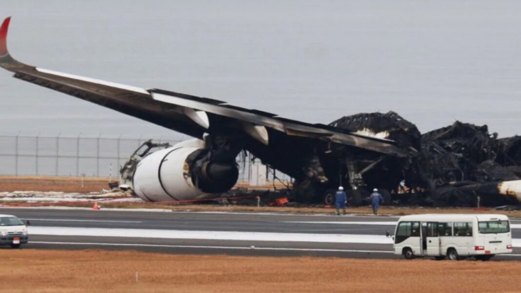 Two Japanese planes end up on same runway Two Japanese planes end up on same runwayÂ