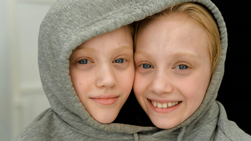 Do people who look alike have similar genes? Do people who look alike have similar genes?