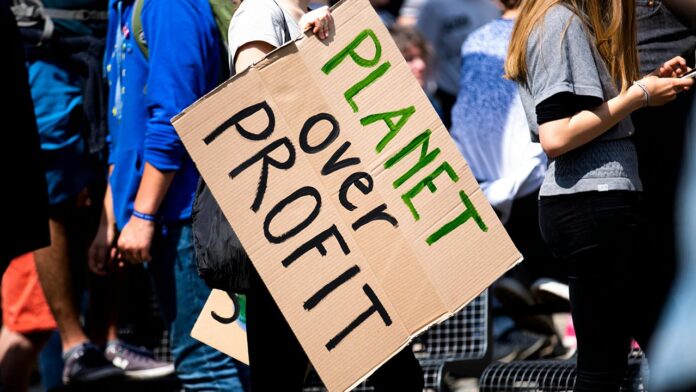 Climate War in UK Parliament: Ministers Halt Bill for Binding Green Targets