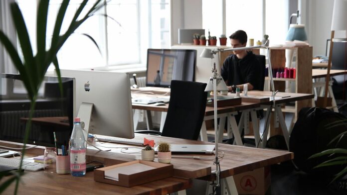 Is Canada’s Hybrid Work Policy Falling Apart? New Data Reveals Shocking Compliance Rates
