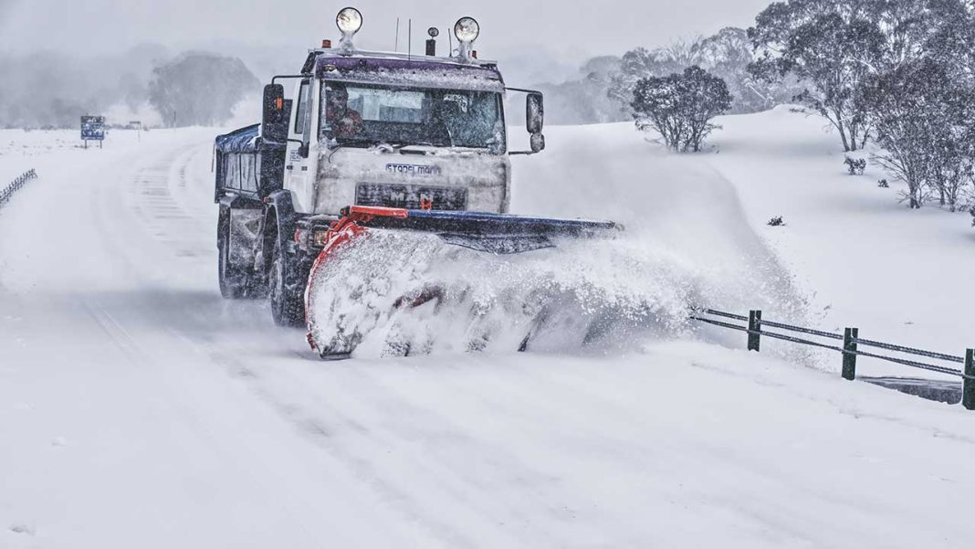 Record-Breaking Winter Storm Paralyzes Toronto as Heavy Snowfall Grounds Flights and Disrupts Daily Life Record-Breaking Winter Storm Paralyzes Toronto as Heavy Snowfall Grounds Flights and Disrupts Daily Life