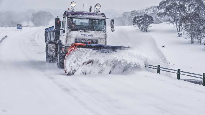 Record-Breaking Winter Storm Paralyzes Toronto as Heavy Snowfall Grounds Flights and Disrupts Daily Life