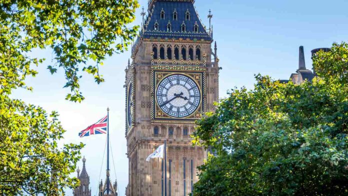 UK Records Two-Year High in Business Growth While Service Sector Job Cuts Continue