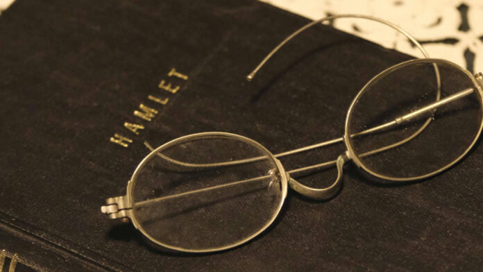 Hamlet: The Mirror That Questions the Human Soul