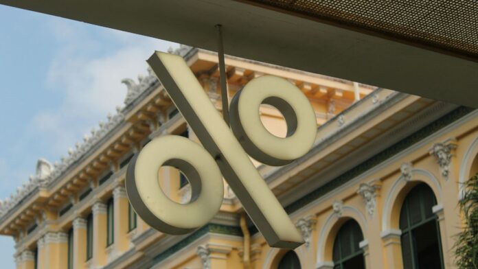 Ghana Keeps Interest Rates at 14% to Fight Rising Inflation