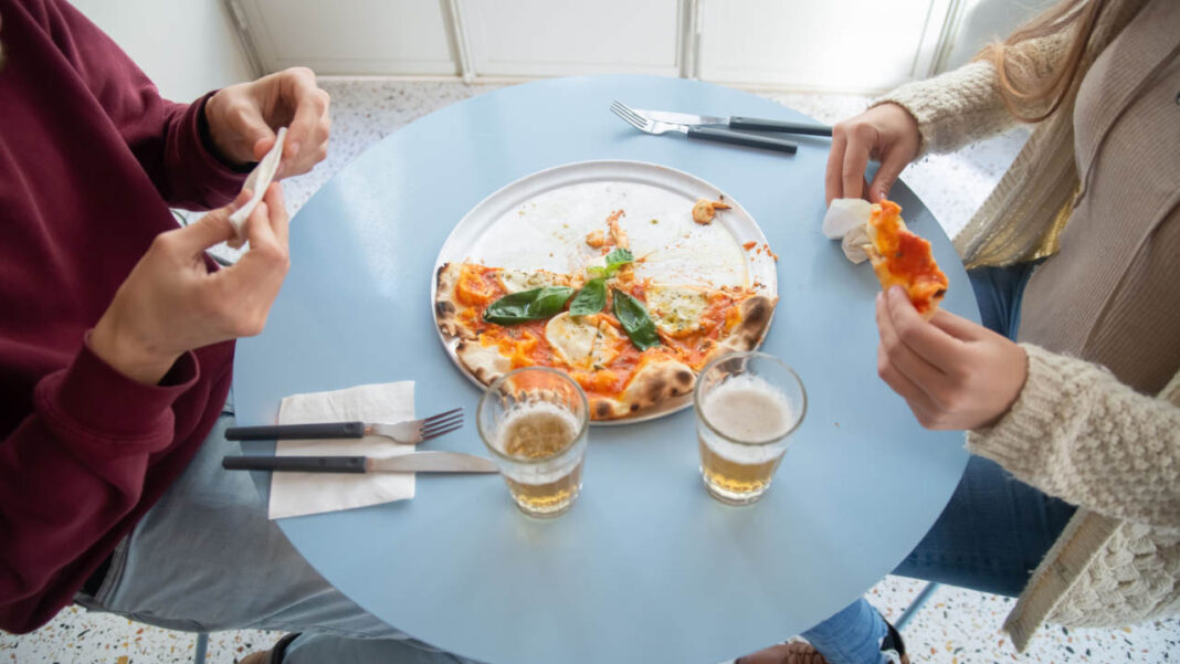 Alcohol Tricks Your Body Into Wanting More Junk Food, New Study Suggests Alcohol Tricks Your Body Into Wanting More Junk Food, New Study Suggests