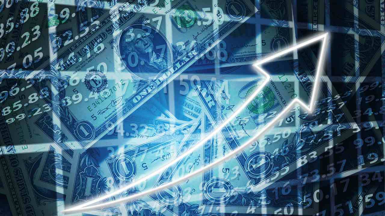 Canadian Dollar Outlook Improves as Economic Growth Narrows Gap With U.S. Performance