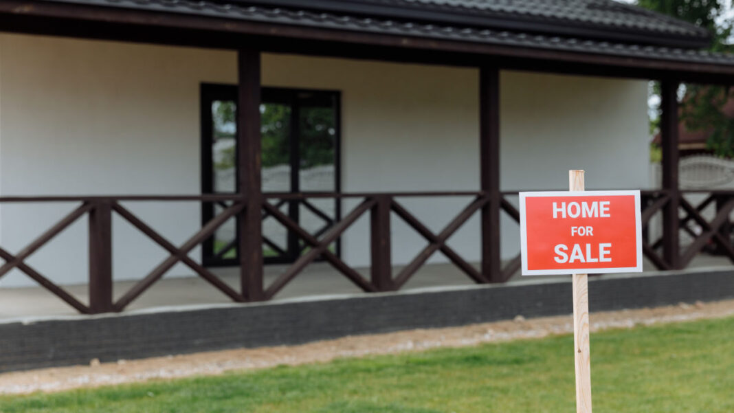 When the Hammer Falls Silent: Australia’s House-Auction Culture Enters Uncertain Territory When the Hammer Falls Silent: Australia’s House-Auction Culture Enters Uncertain Territory