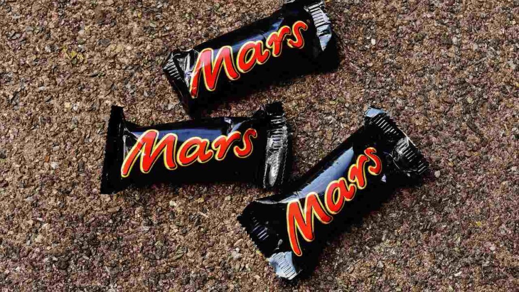 Massive 1991 Mars Bar Found in UK Home Goes Viral as Consumers Debate Shrinkflation Massive 1991 Mars Bar Found in UK Home Goes Viral as Consumers Debate Shrinkflation