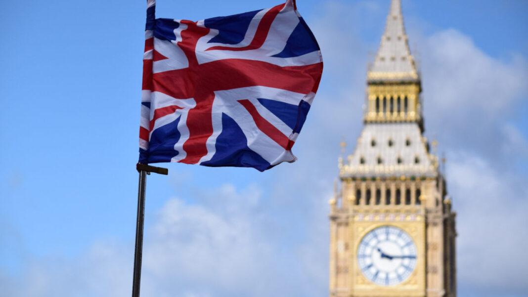 Sterling Weakens as Traders Lower UK Rate Hike Expectations After Bank of England Holds Rates