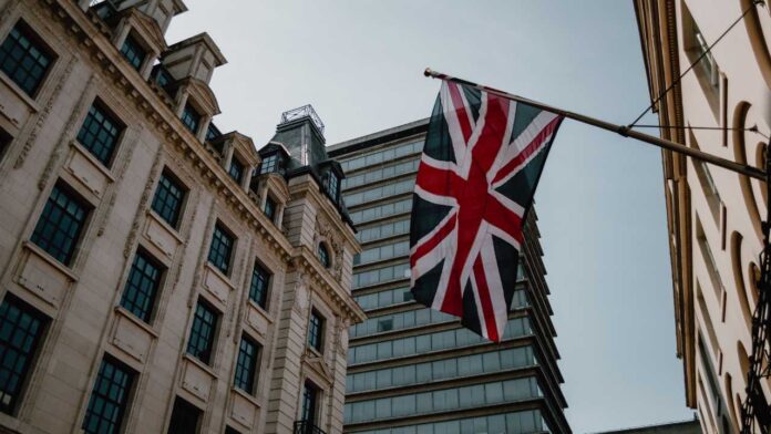 Why Is the UK Jobs Market Cooling? Payroll Employment and Vacancies Decline