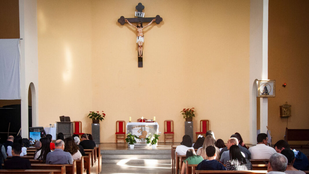 A Mass Was Being Livestreamed in Ecuador When a Giant Crucifix Fell on the Priest A Mass Was Being Livestreamed in Ecuador When a Giant Crucifix Fell on the Priest